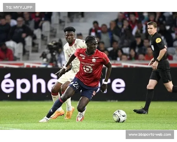 英格兰足球超级联赛：埃弗顿中场奥纳纳抢断后远射